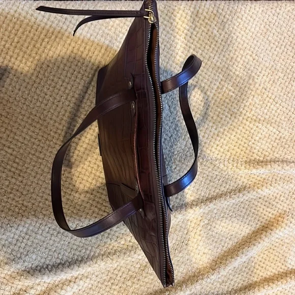 Elegant Croc-Embossed Leather Shoulder Bag in Deep Brown - Picture 5 of 5